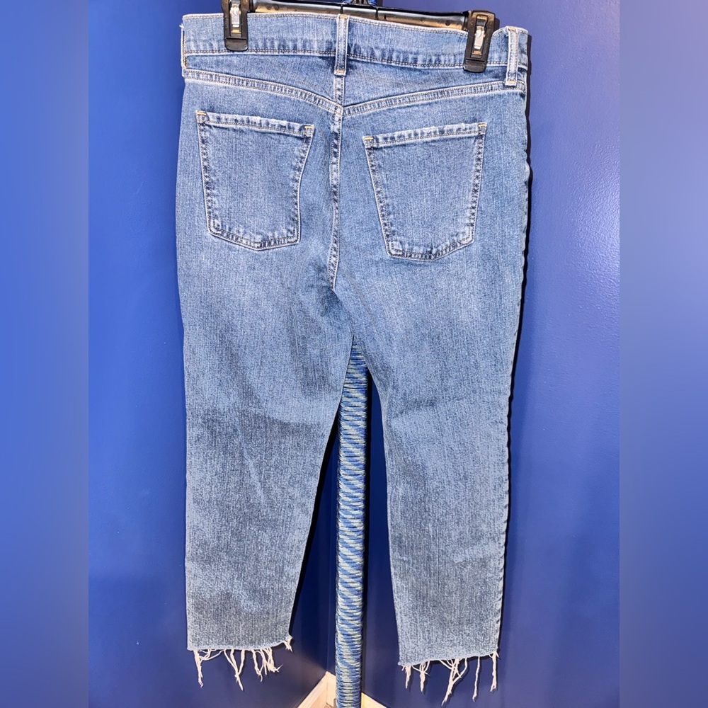 Old Navy -Mid-Rise Distressed Boyfriend Jeans – Size 6 - Picture 4 of 15